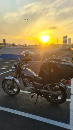 Intruder 125 cinza
