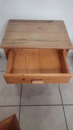 Relíquia - Mesa de apoio com gaveta
