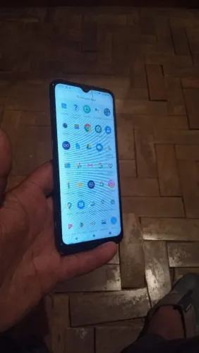 Moto e7 tá com detalhe na tela e tá trincado mas funciona