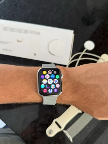 Apple Watch SE 2ª Geração GPS 44 mm 32 GB + Caixa + Carregador + 4 Pulseiras
