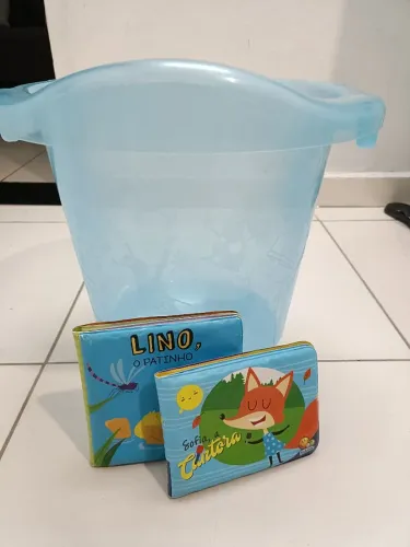 Banheira Ofurô Burigotto azul + dois livros ara banho. Usada