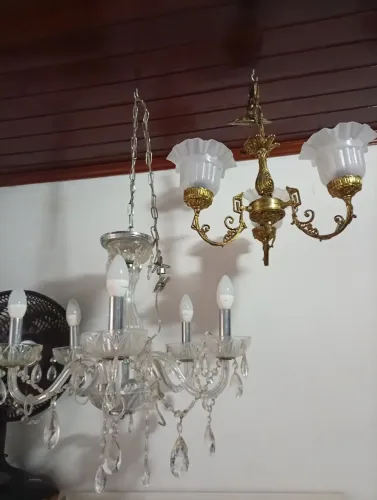 Dois lustres um cristal um de bronze