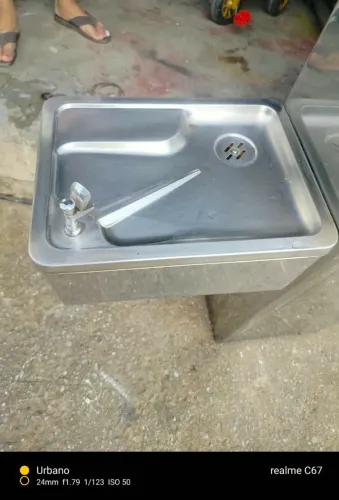 Bebedouro industrial perfeito estado inoxs com adulto infantil