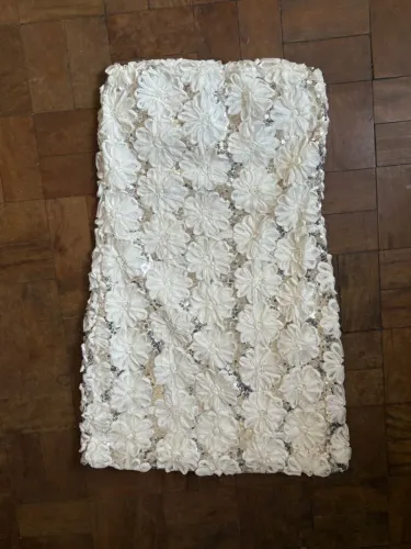Vestido de festa branco com lantejoulas