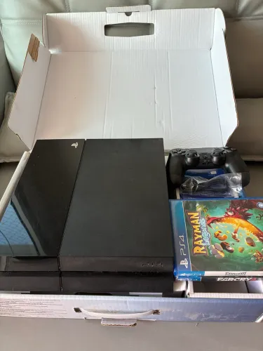 PS4 com 2 jogos