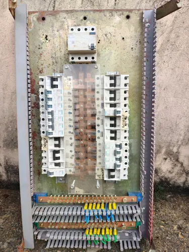 Quadro de distribuição, disjuntores, barramento de cobre
