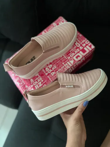 Tênis slip On da Quiz com acabamento matelassê e solado plataforma
