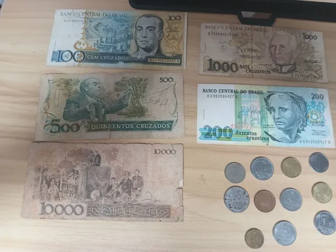 Notas antigas e moedas também