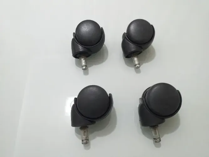 Quatro rodinhas para cadeira de escritório , também serve para armário ou cama.