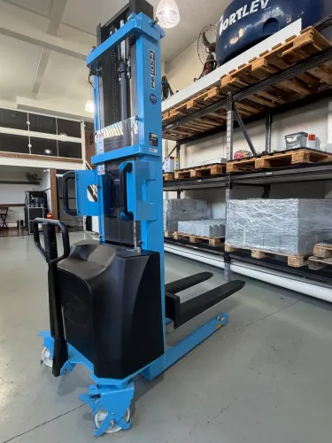 Empilhadeira semi elétrica Palletrans 3,4m 1.000kg