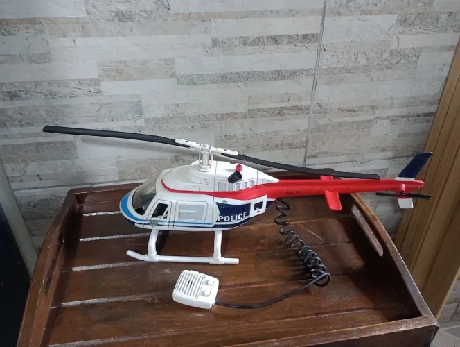Helicóptero de polícia com sirene e walkie-talkie de voz