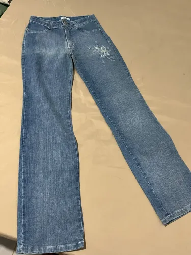 Calça jeans feminina com detalhe bordado*