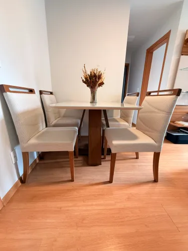 MESA DE MADEIRA COM 4 CADEIRAS R$ 1.300,00