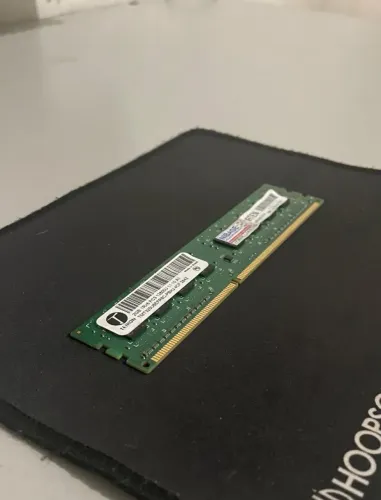 Um pente de memoria ram DDR3 2GB 1600 MHZ