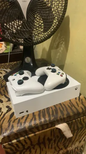 Vendo Xbox séries S com 2 controles 