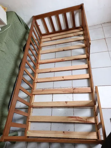 Cama montessoriana com colchão em ótimo estado de conservação
