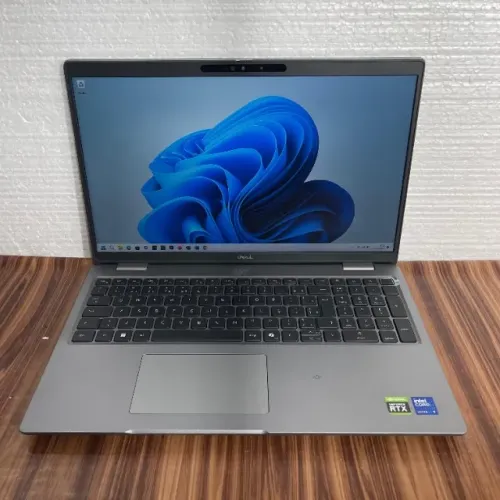 Dell Precision Ultra 9 185H 2.3GHz 64GB 1TB 15.6" Biometria RTX 2000 8GB GDDR6 Gar. 11/27