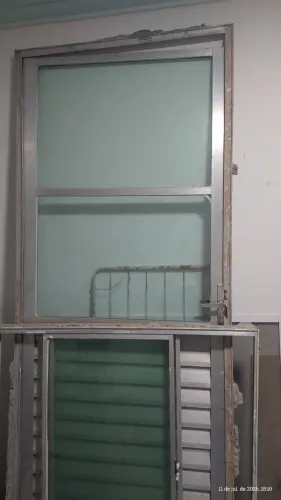 Porta de alumínio com vidro medidas 2,10/0,80