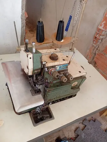 Máquina de costura overloque industrial