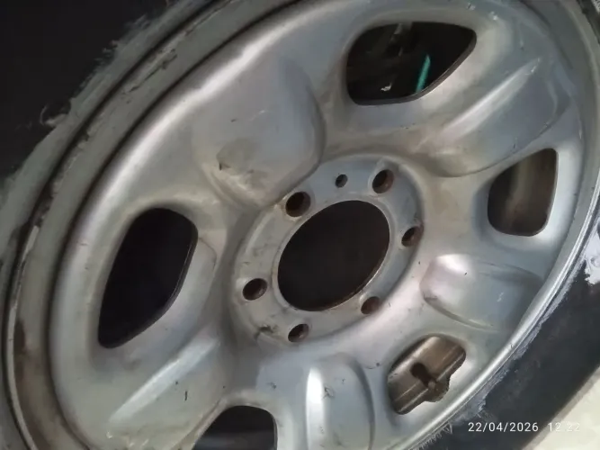 vendo 3 rodas de S10 6 furos com pneus usados