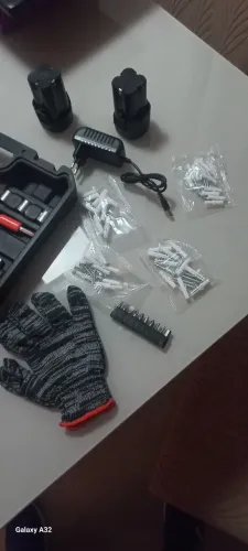 Parafusadeira 21v com duas baterias motor brishulles e maleta + kit de bit e parafusos 
