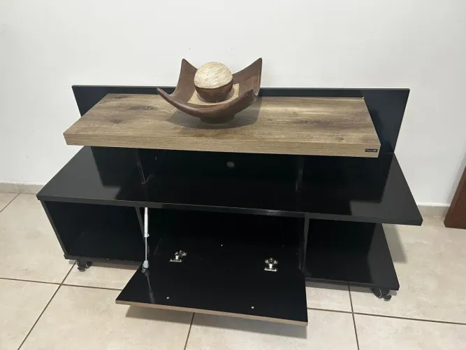 Vendo rack deslo em madeira maciça com rodas semi nova!