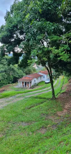 Casa dentro de chácara, terreno de 7 mil metros, dentro da cidade de Amparo
