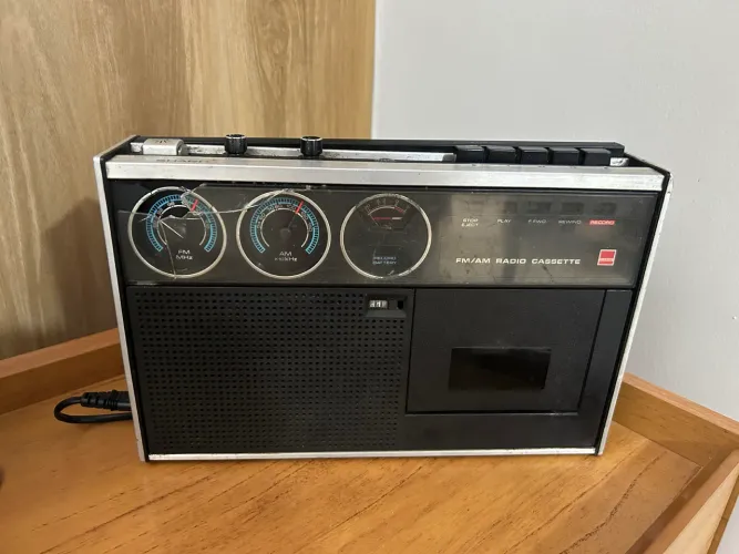 Antigo rádio funcionando 
