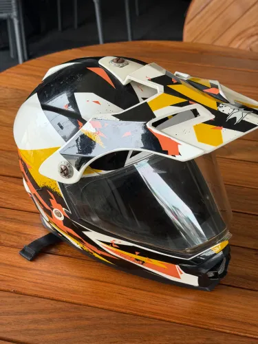 Capacete semi novo 
