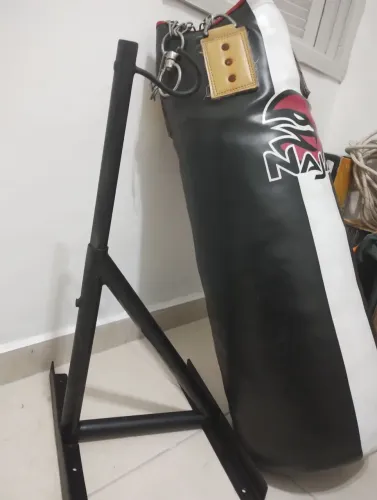 Saco de boxe e suporte