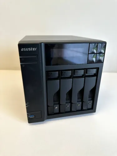NAS Asustor AS7004T 4 Baias Profissional Sem HD