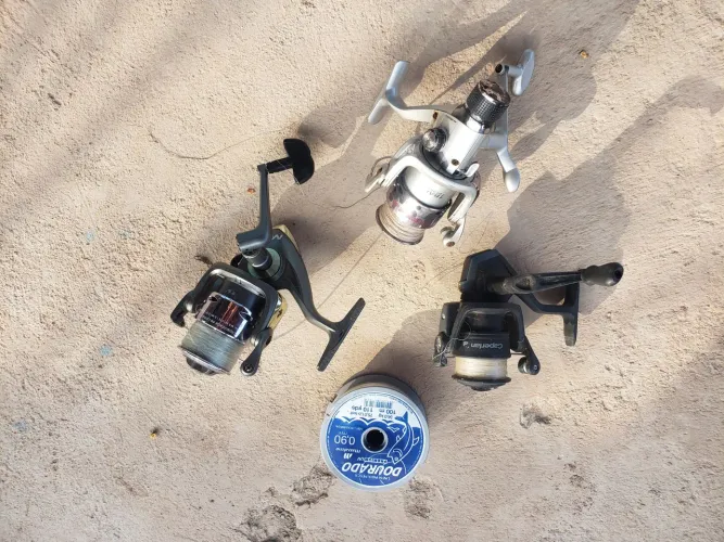 3 carretel de pesca + 1 rolo de nylon