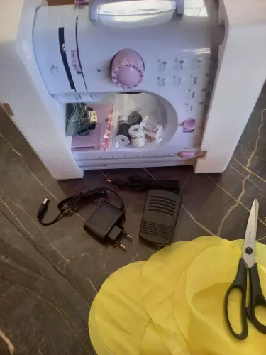 Mini máquina de costura pouquíssimo usada