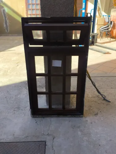 Janela colonial em imbuia com duas folhas e ventarola ? 69 × 118 cm