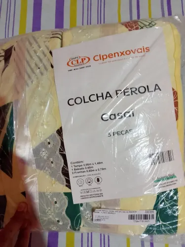 Vendo uma colcha de cama comprei mas nunca usei está no plástico ainda... 