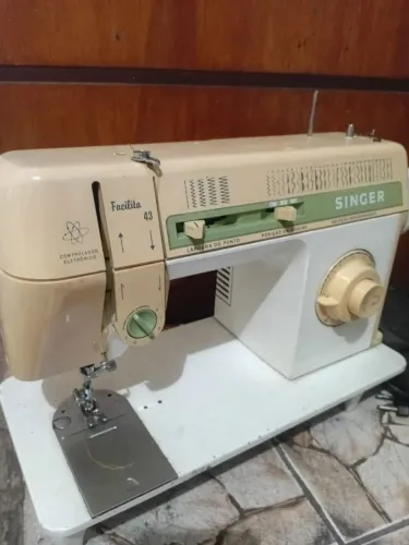 Máquina de costura singer facilita