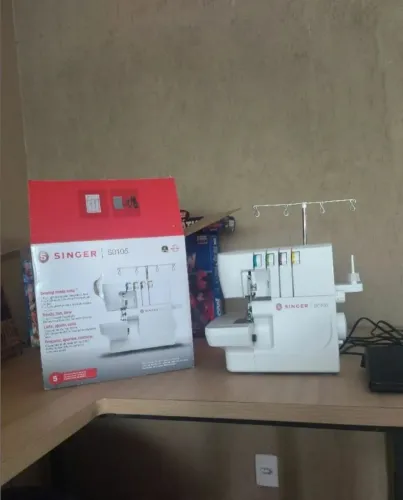 Vendo 2 máquinas de costura da singer pouquíssimas usadas uma reta e uma ultraloque
