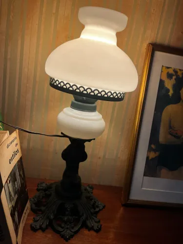 Vendo um lindo candeeiro com opalina 