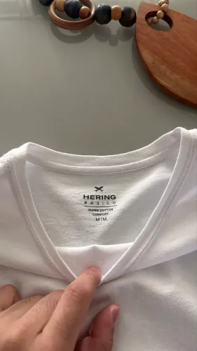 Camiseta branca Hering básica tamanho M. Modelo confortável, versátil e fácil de combinar