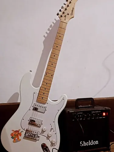 Guitarra semi nova com amplificador e pedaleira