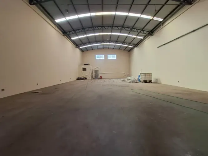 Galpão comercial de 198m² com 02 banheiros para locação - Jardim Salgado Filho