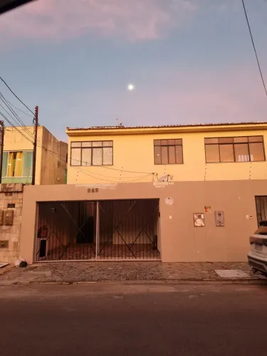 Casa com 5/4 no Parque dos Coqueiros