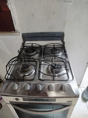 Vende se um fogão elétrico semi novo muito bom...