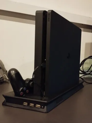 PS4 1Tera, 2 controles, 10 jogos, base e caixa.