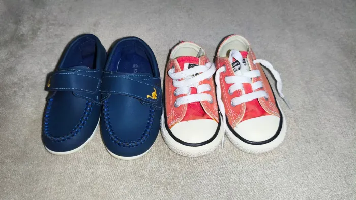Dois sapatos infantis tamanho 21BR