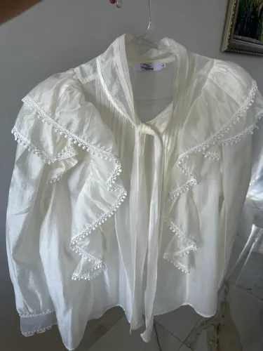 Camisa off white romântica com laço e babados, tamanho G elegante