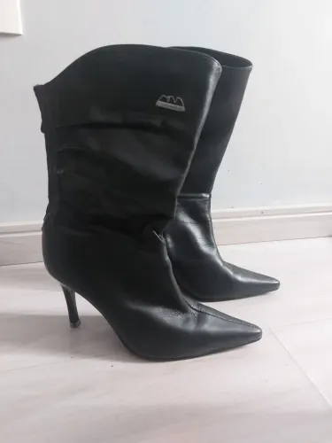 Bota feminina em couro preta