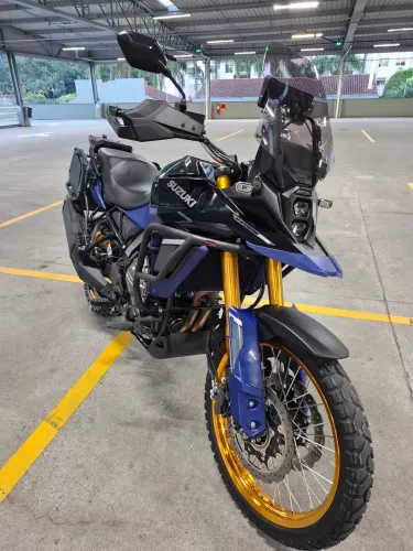 Suzuki V-Strom 800 DE vai com.todos assessórios pneus Mitas novos