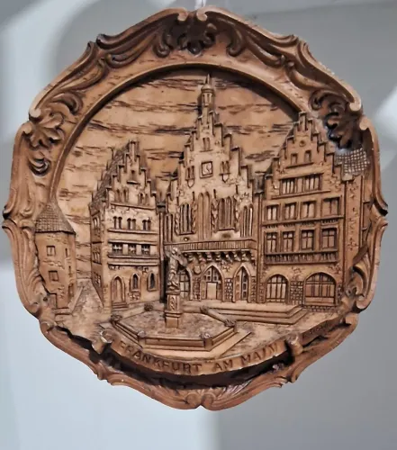 Placa de madeira entalhada de Römerberg em Frankfurt am Main, Alemanha (diâm. 15cm).