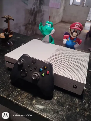 Vendo Xbox one S sem nenhum defeito nunca foi aberto vai 1 controle é os cabos